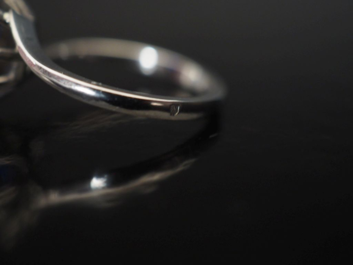 Ensemble comprenant :  - une bague de forme marguerite en or blanc 750