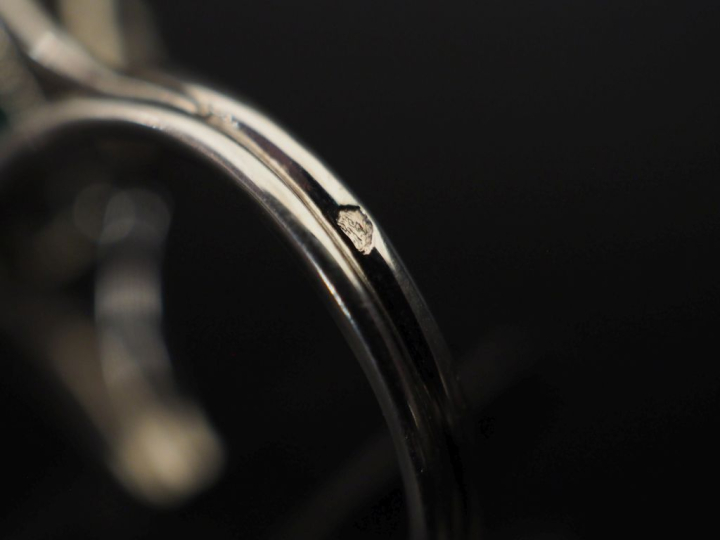 Ensemble comprenant :  - une bague de forme marguerite en or blanc 750