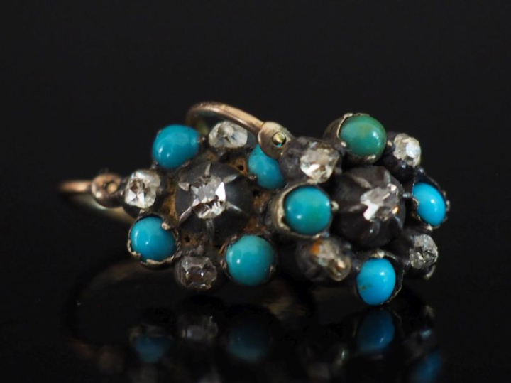 Paire de perces oreilles en or jaune 750 et argent, à décor d'une fleu