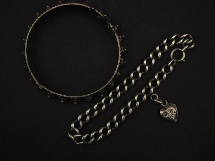 Ensemble comprenant :  - un bracelet en argent, maille gourmette, agré