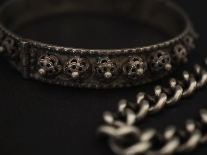 Ensemble comprenant :  - un bracelet en argent, maille gourmette, agré