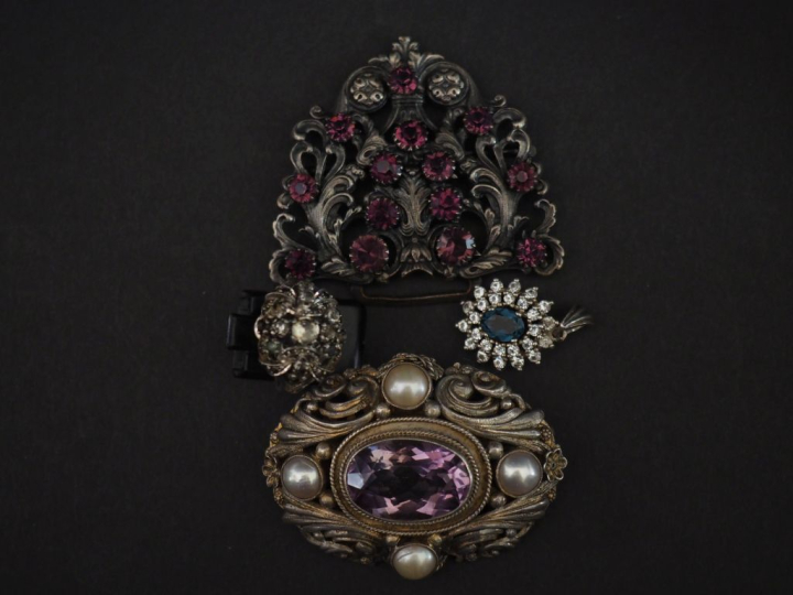 Ensemble comprenant :  - une broche de forme ovale en argent à décor d