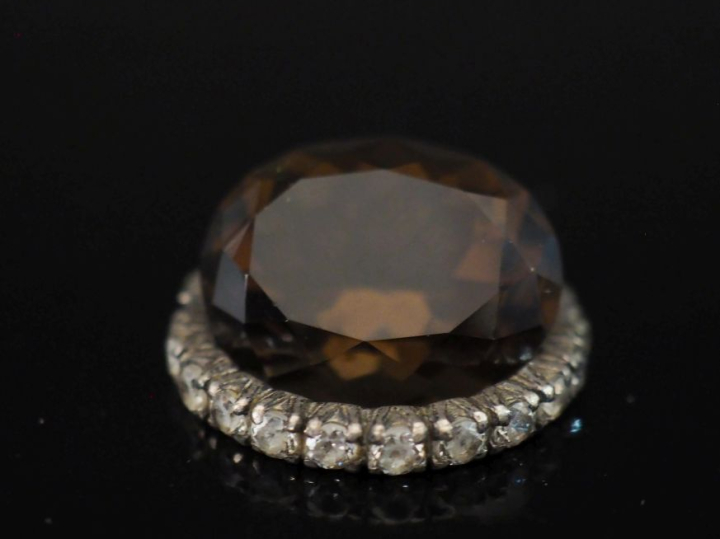 Quartz fumé sur papier.  On y joint une alliance américaine en argent,