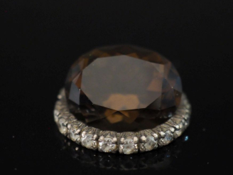 Vente aux enchères Quartz fumé sur papier.  On y joint une alliance américaine en argent,