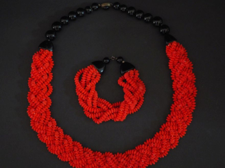 Vente aux enchères Demi parure fantaisie en perle imitant le corail et perles noires. Com