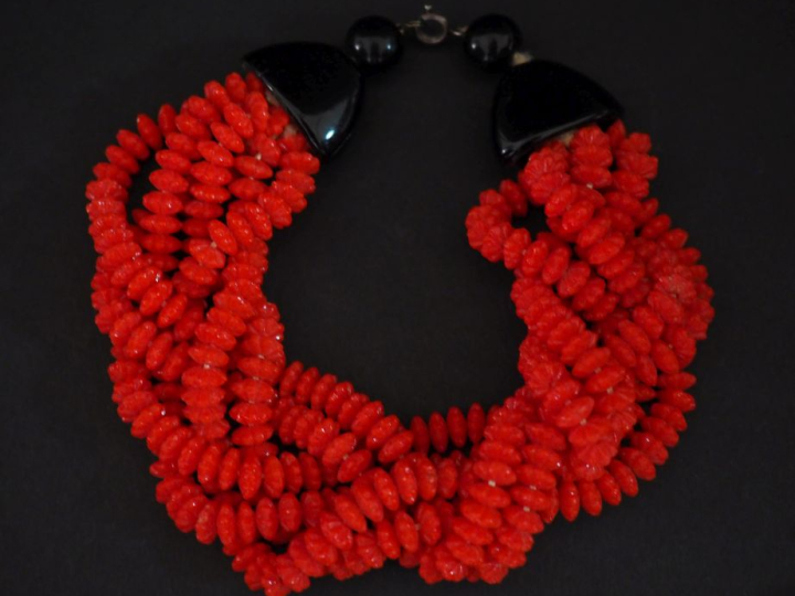 Demi parure fantaisie en perle imitant le corail et perles noires. Com
