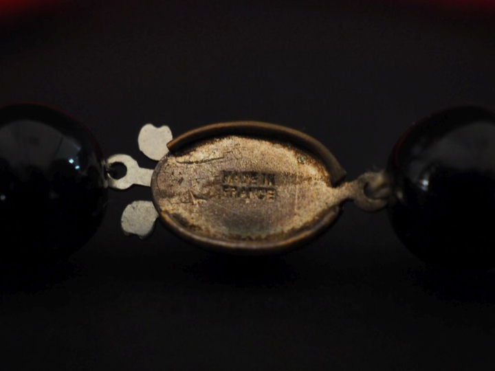 Demi parure fantaisie en perle imitant le corail et perles noires. Com