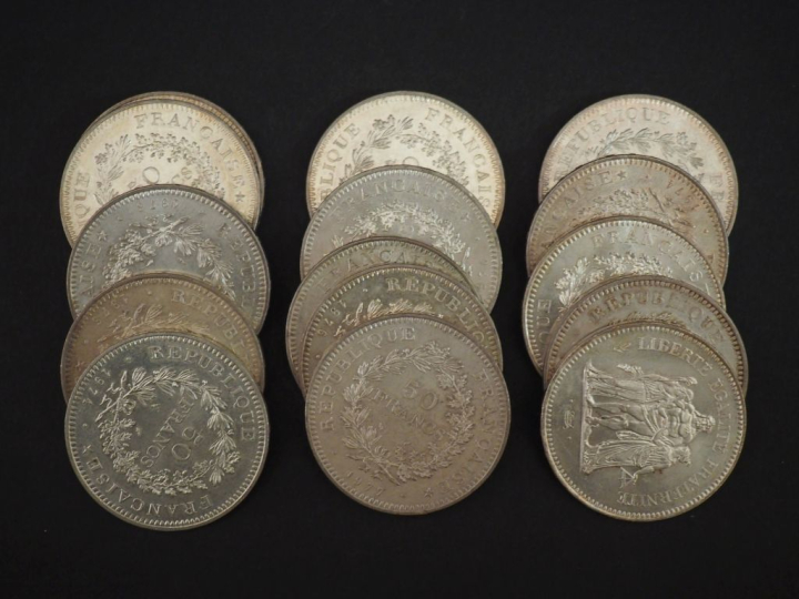 Ensemble comprenant quinze pièces de 50 Francs en argent.  Poids. 450 