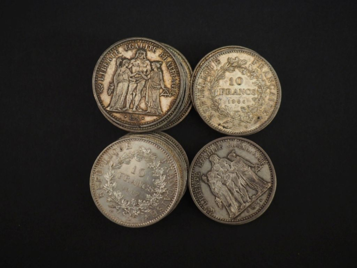 Ensemble comprenant vingt-deux pièces de 10 Francs en argent.  Poids. 