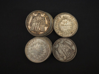 Vente aux enchères Ensemble comprenant vingt-deux pièces de 10 Francs en argent.  Poids. 