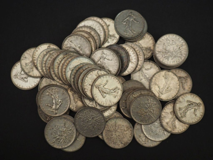 Soixante et onze pièces de 5 Francs en argent.  Poids. 852 g   