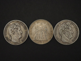 Vente aux enchères Trois pièces de 5 Francs en argent, 1841-W, 1847-A et 1874-A.  Poids. 