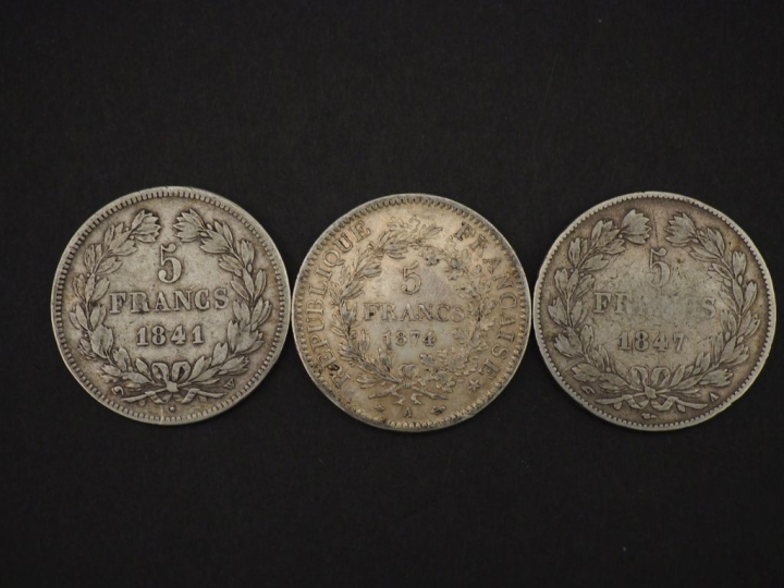 Trois pièces de 5 Francs en argent, 1841-W, 1847-A et 1874-A.  Poids. 