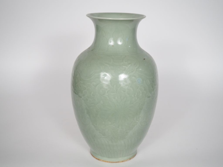 Vase balustre en porcelaine émaillée céladon à décor moulé sous couver