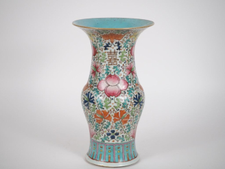 Vente aux enchères Chine, vers 1900,  Vase yenyen en porcelaine et émaux polychromes, à d