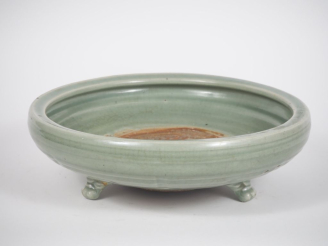 Vente aux enchères Chine, XVIIe-XVIIIe siècle, Coupe tripode, en porcelaine émaillée céla