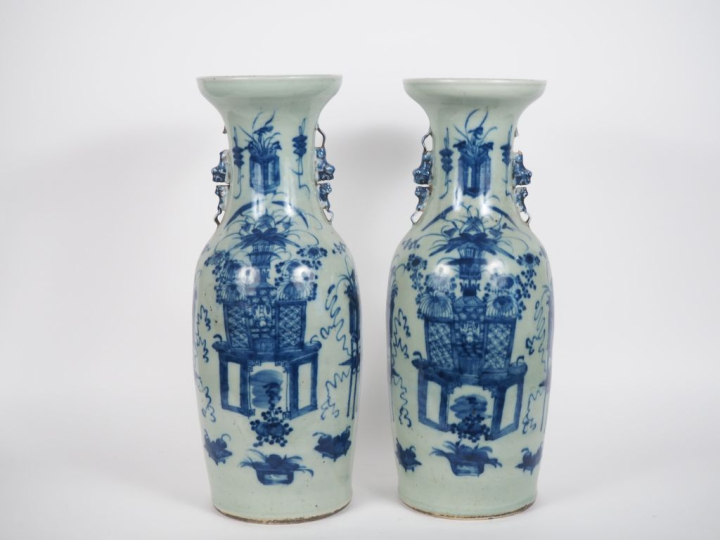 Chine, fin XIXe siècle,  Paire de grands vases de forme balustre en po