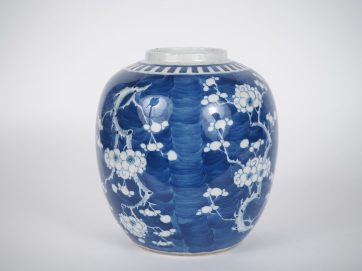Chine, vers 1900, Pot à gingembre en porcelaine bleu blanc,à décor en 