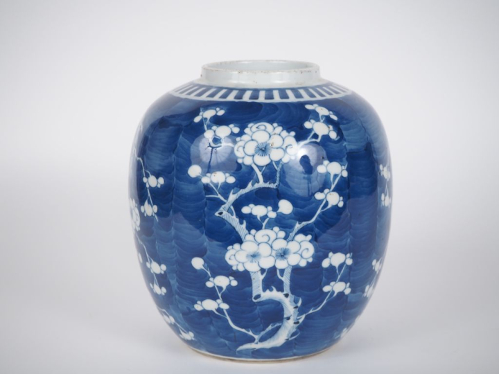 Chine, vers 1900, Pot à gingembre en porcelaine bleu blanc,à décor en 