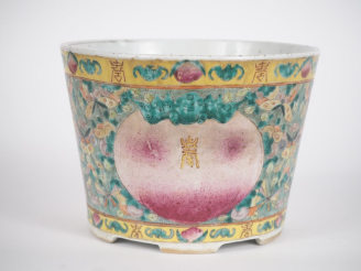 Vente aux enchères Chine, vers 1900,  Jardinière, cache pot, circulaire en porcelaine et 