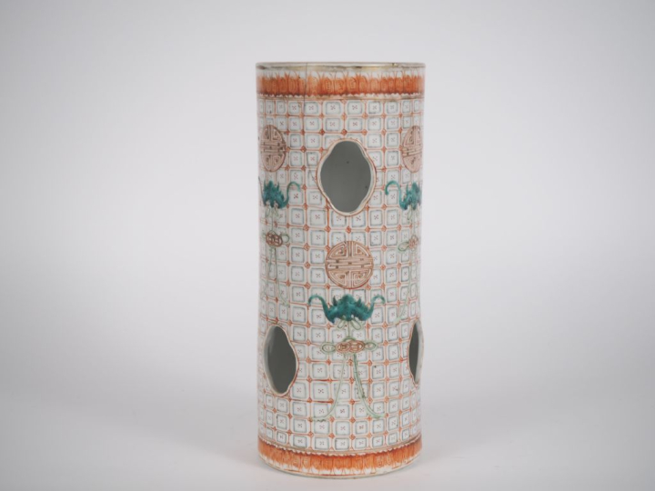 Chine, fin XIXe siècle, Porte coiffe en porcelaine et émaux polychrome