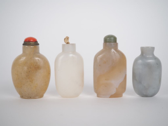Vente aux enchères Chine, Xxe siècle, Quatre flacons tabatières dont deux en agate, surmo