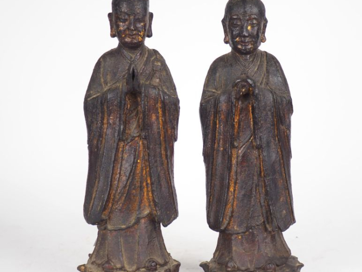 Chine, époque Ming, XVIIe siècle, Deux statuettes en bronze, anciennem