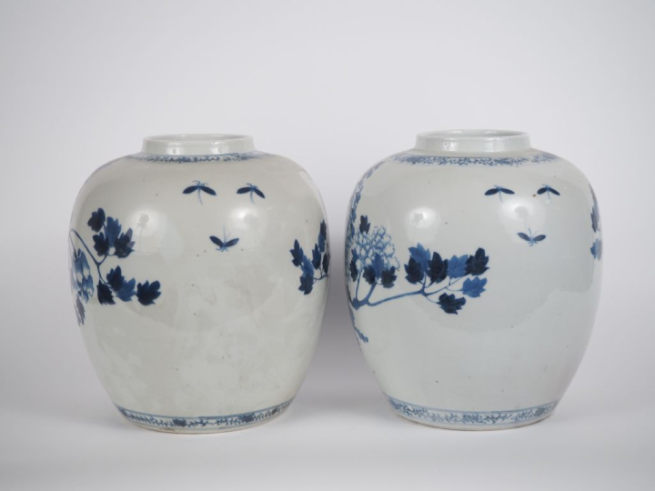 Chine, fin XIXe siècle,  Paire de jarres, en porcelaine blanche, à déc