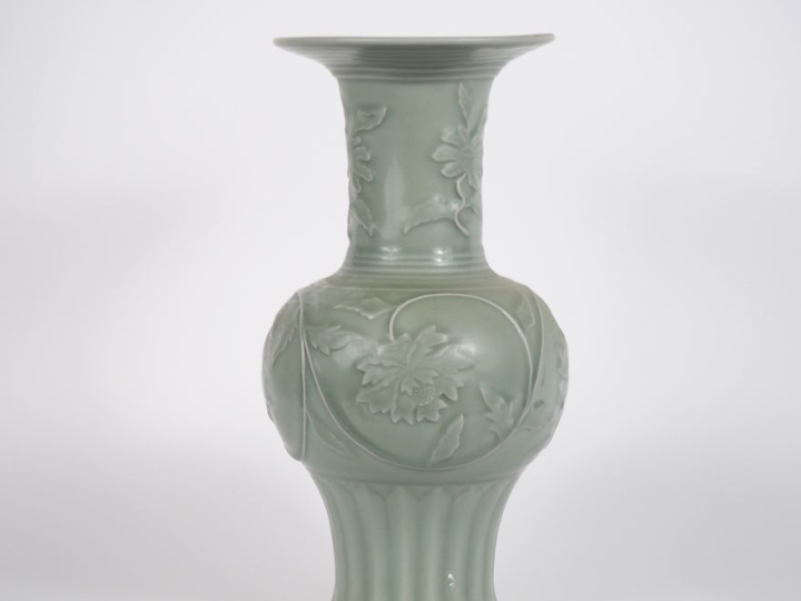 Chine, vers 1950, Vase yenyen, en porcelaine émaillée céladon, à décor