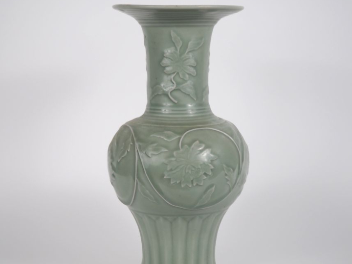 Chine, vers 1950, Vase yenyen, en porcelaine émaillée céladon, à décor