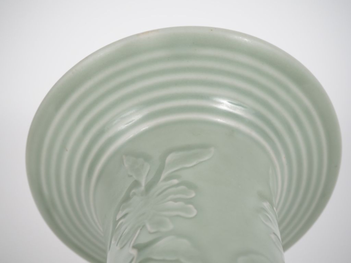 Chine, vers 1950, Vase yenyen, en porcelaine émaillée céladon, à décor