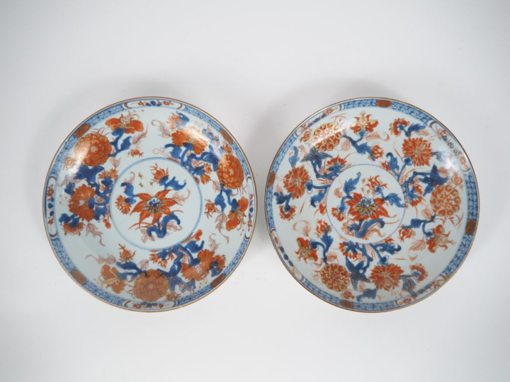 Chine, XVIIIe siècle, Deux assiettes en porcelaine imari « chinois » à