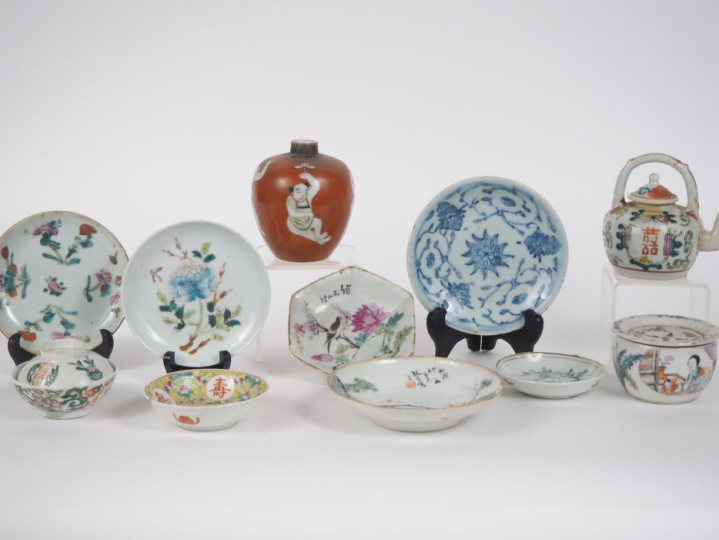Chine, fin XIXe siècle,  Ensemble comprenant onze porcelaines et émaux