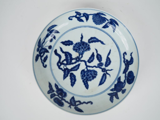 Vente aux enchères Chine, dans le style des Ming, Coupe creuse en porcelaine bleu blanc, 