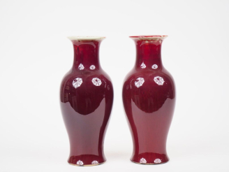 Vente aux enchères Chine deuxième motié du XXème.  Paire de vases balustre sang de bœuf, 