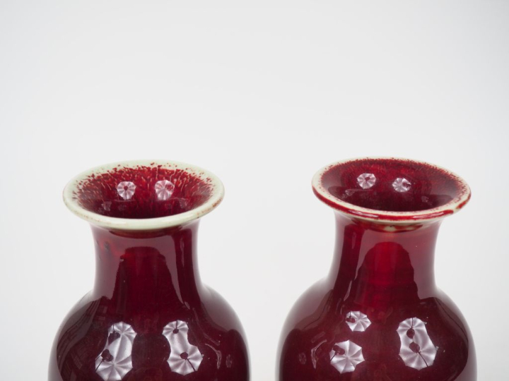 Chine deuxième motié du XXème.  Paire de vases balustre sang de bœuf, 