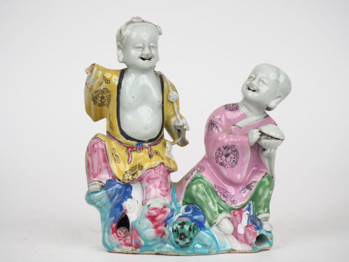 Chine XIXème. Groupe en biscuit émaux famille rose représentant Liu Ha