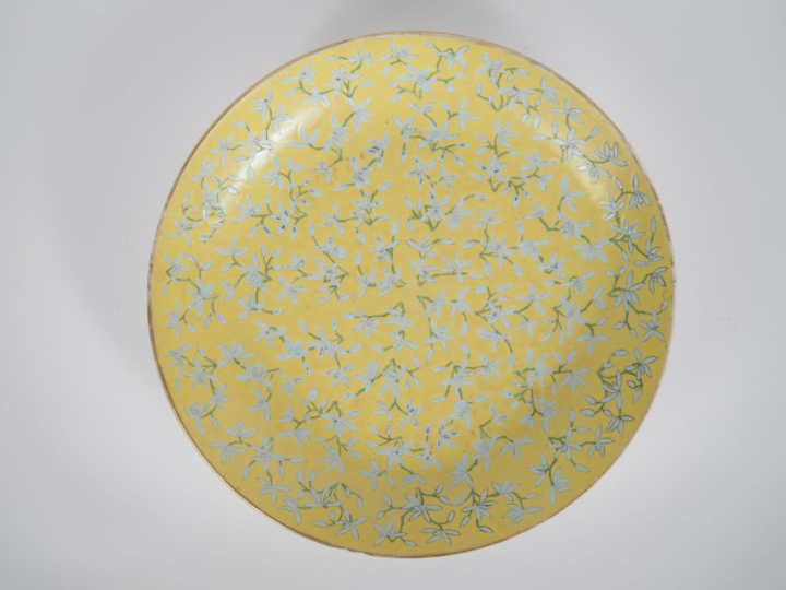Chine, vers 1900, Coupe creuse, en porcelaine émaillée jaune, à décor 