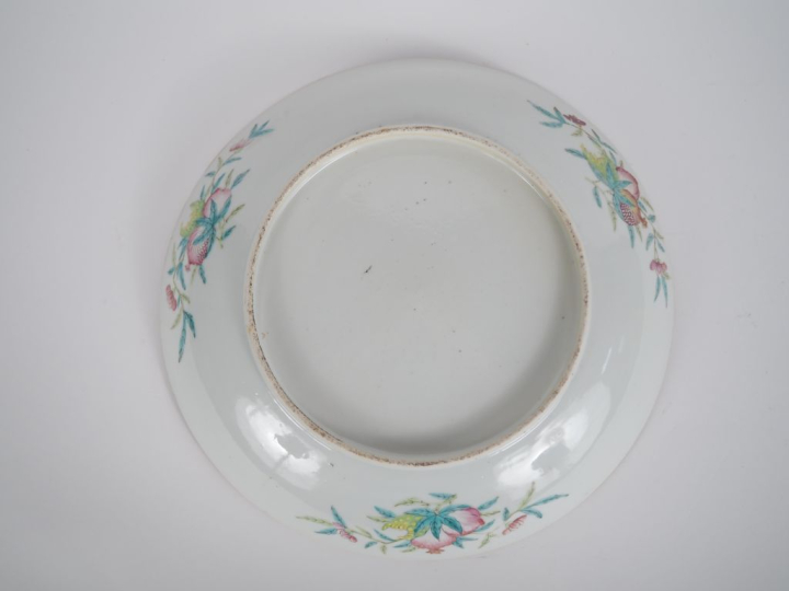 Chine, vers 1900, Coupe creuse, en porcelaine émaillée jaune, à décor 