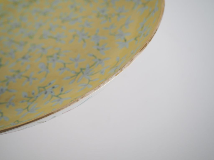 Chine, vers 1900, Coupe creuse, en porcelaine émaillée jaune, à décor 