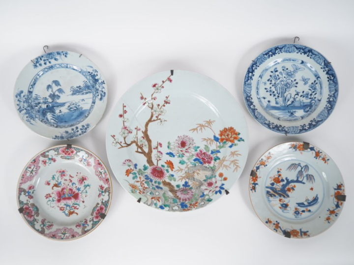 Chine, Compagnie des Indes XVIIIe siècle, Huit porcelaines, comprenant