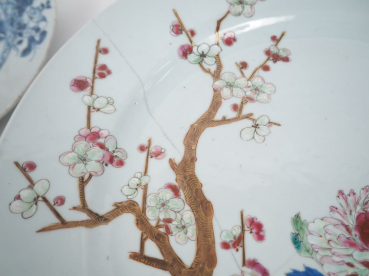 Chine, Compagnie des Indes XVIIIe siècle, Huit porcelaines, comprenant