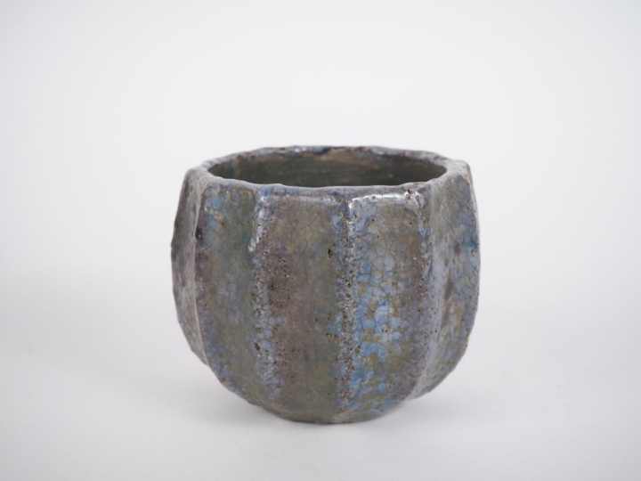 Chine du Sud, Xxe siècle, Coupe à panse godronnée, en céramique émaill