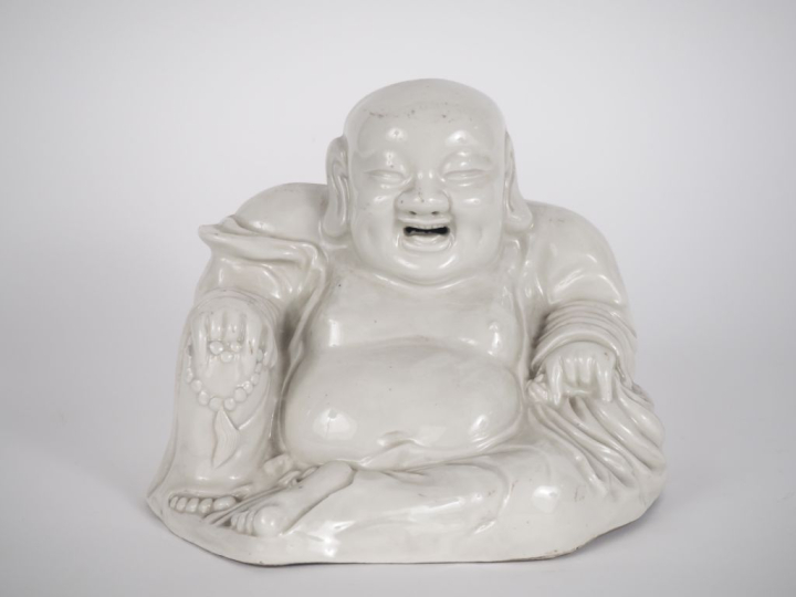 Chine, vers 1900,  Bouddha milefo, en porcelaine blanc de chine, repré