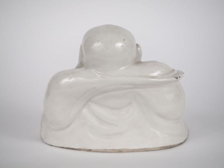 Chine, vers 1900,  Bouddha milefo, en porcelaine blanc de chine, repré