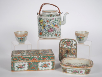 Vente aux enchères Chine, Canton, fin XIXe siècle,  Ensemble comprenant cinq porcelaines 