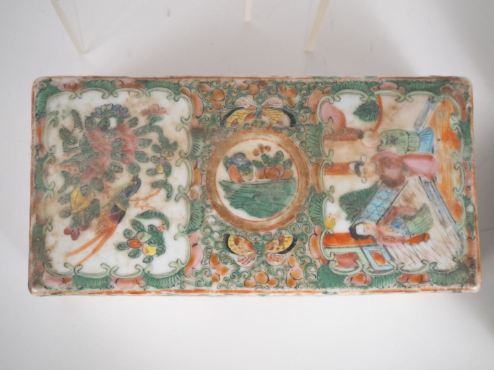 Chine, Canton, fin XIXe siècle,  Ensemble comprenant cinq porcelaines 