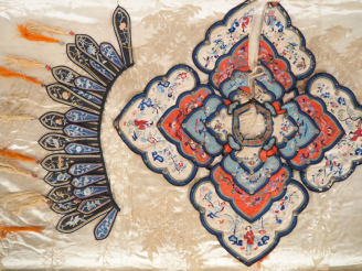 Vente aux enchères Chine du Sud, XIXe et Xxe siècle, Ensemble comprenant trois textiles d