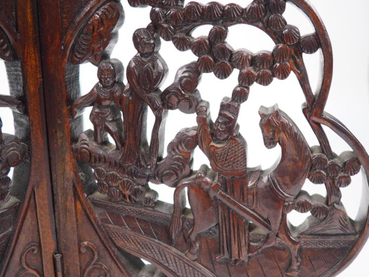 Chine, Xxe siècle,  Guéridon en bois,à décor en léger relief de person