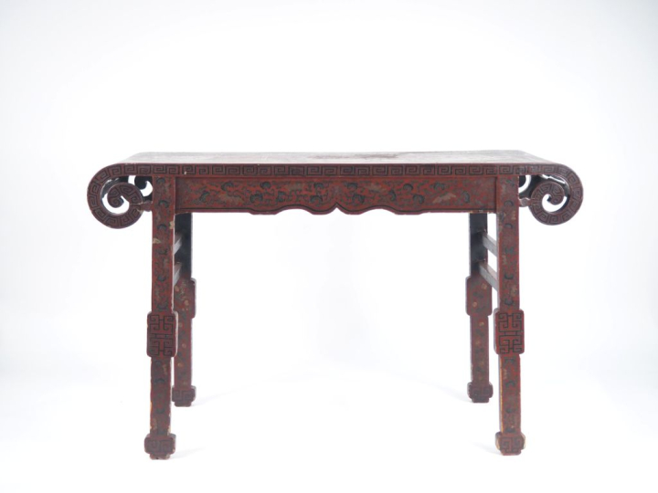 Chine, vers 1920,  Console en bois à bords enroulés à décor en laque r